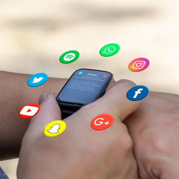 montre-connectee-noire-avec-un-ecran-tactile-169 (1).webp