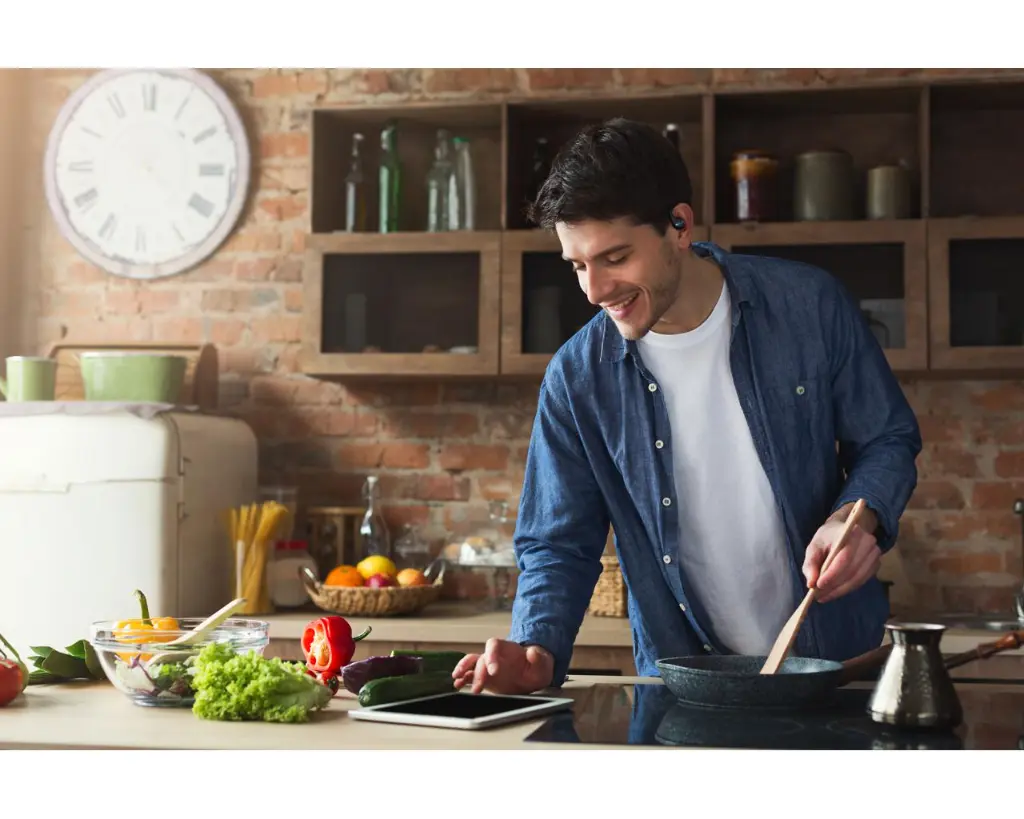 JVC_HA-NP50T-B_Lifestyle_cooking.webp